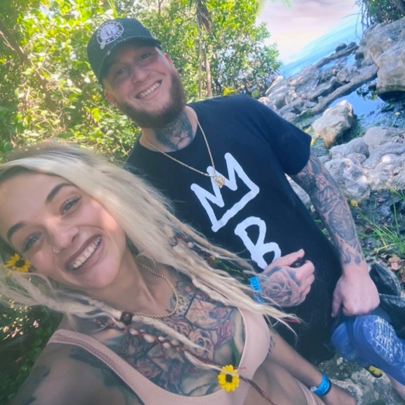 Meet your Posher, Danielle - Picture 3 of 3